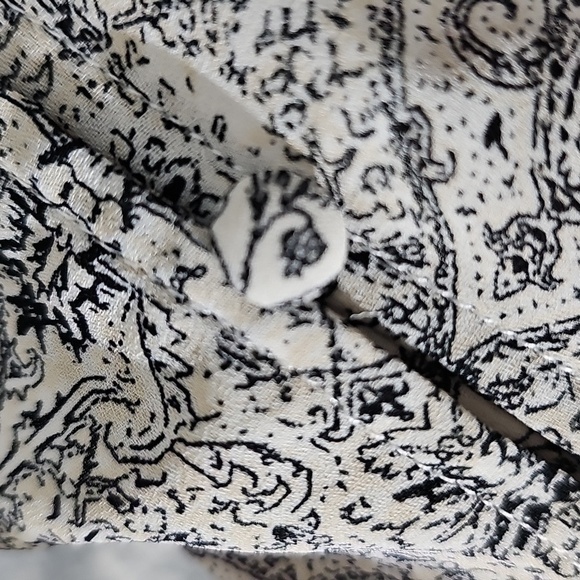 Rose & Olive Black And White Floral Print Women's Top. Size 3X. Covered Buttons. - Picture 3 of 9